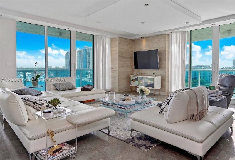 Condo for sale at Grand Venetian 804