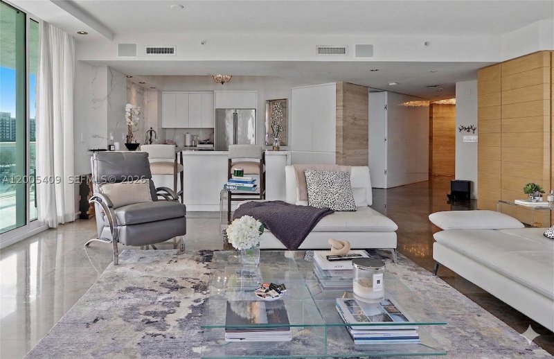 Condo for sale at Grand Venetian 804