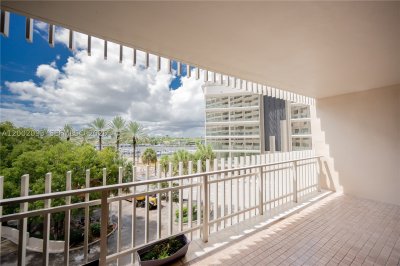 Comprar apartamento en Grove Isles Tower III C308