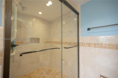 Comprar apartamento en Grove Isles Tower III C308