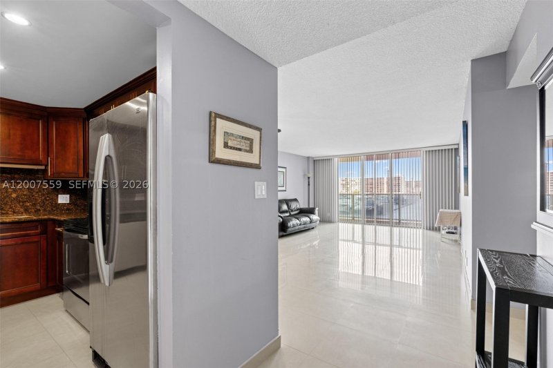 Condo for sale at Hallmark of Hollywood 301