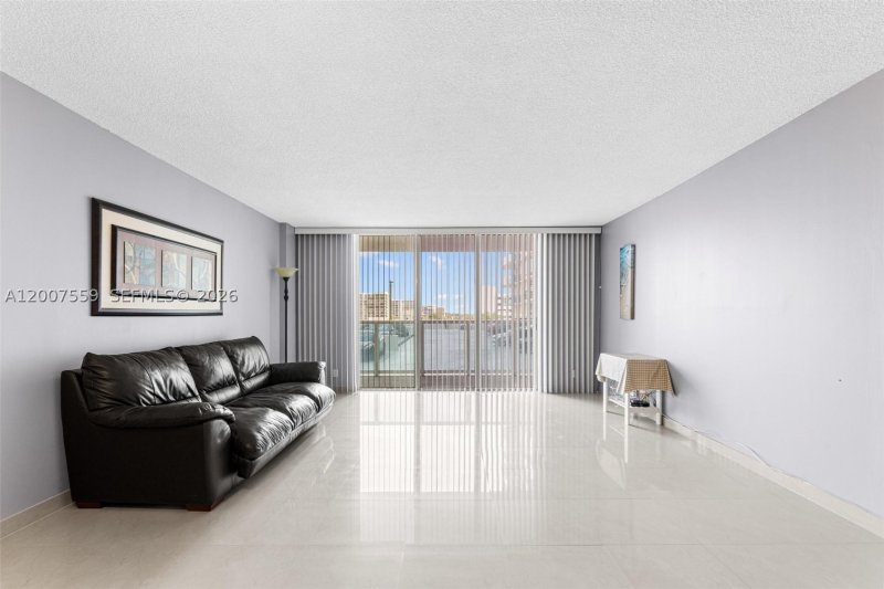 Condo for sale at Hallmark of Hollywood 301