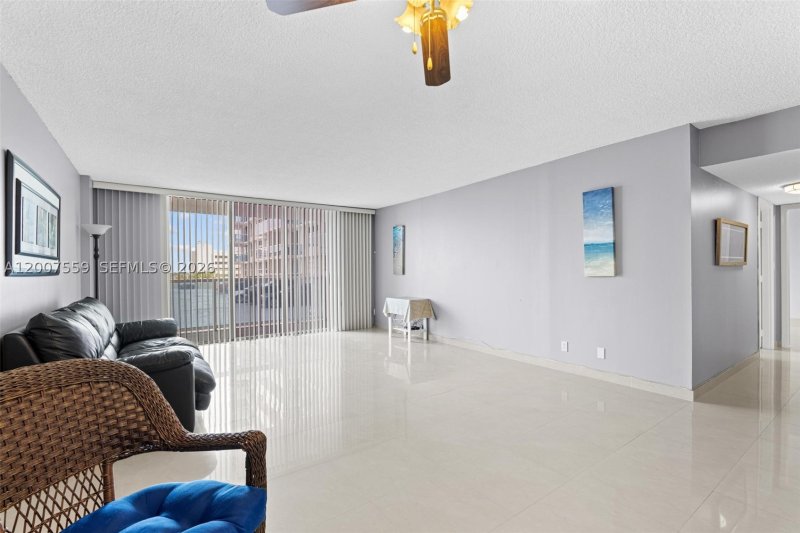 Condo for sale at Hallmark of Hollywood 301