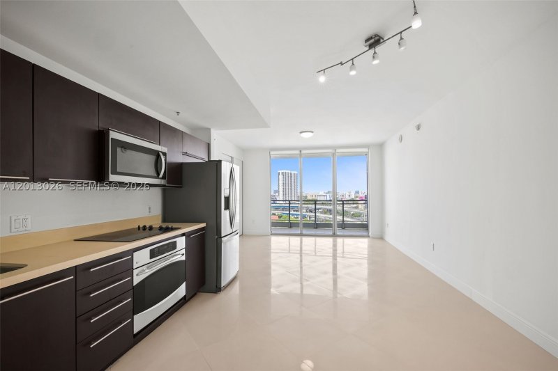 Condo for sale at The Ivy 1608