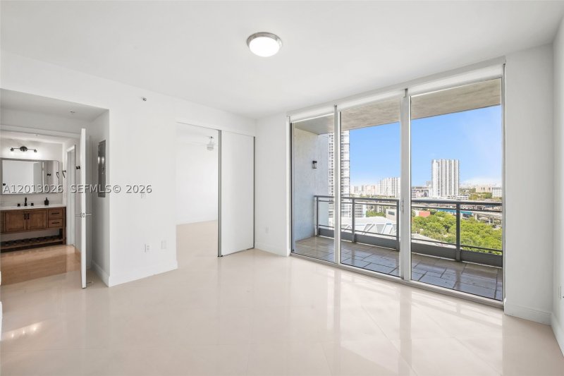 Condo for sale at The Ivy 1608