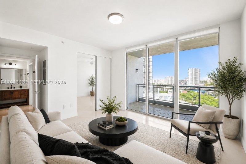 Condo for sale at The Ivy 1608