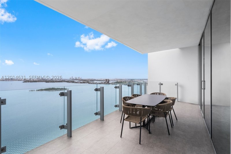 Comprar apartamento no Missoni Baia 2803