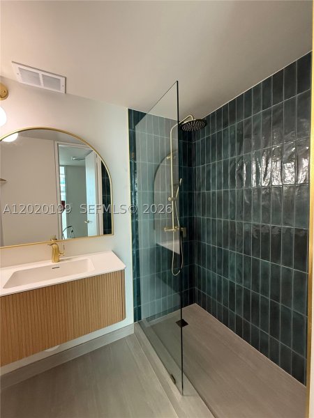 Apartment for rent at Crystal House 6F
