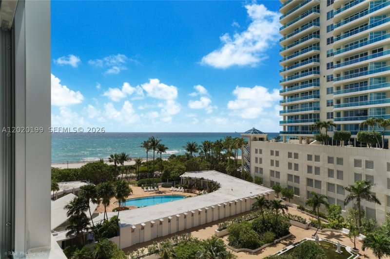 Apartment for rent at Crystal House 6F