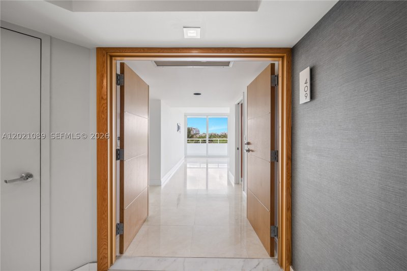 Apartment for rent at South Pointe Tower 409