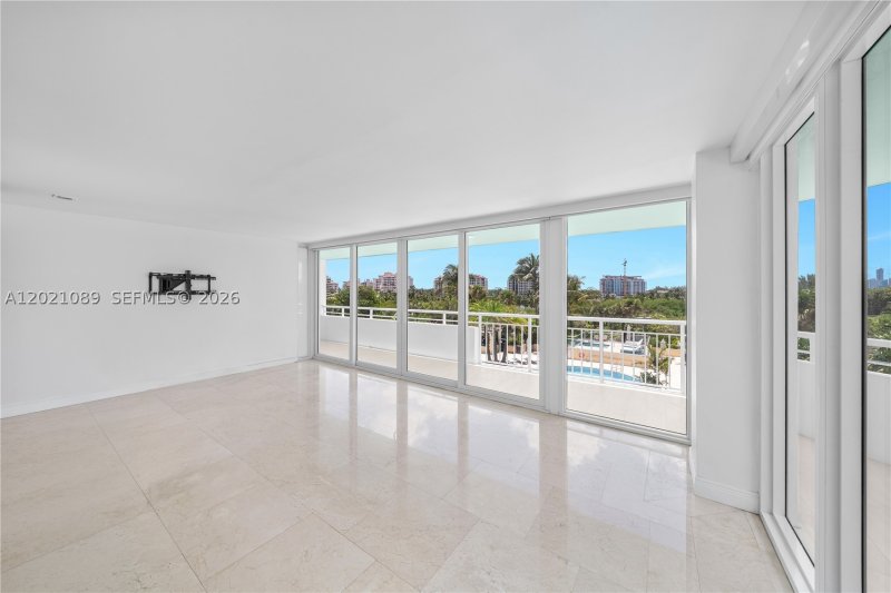 Apartment for rent at South Pointe Tower 409