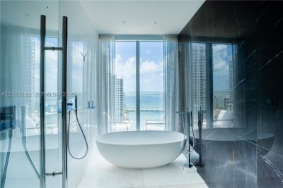Comprar apartamento no Aston Martin Residences 2203C