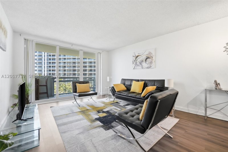 Condo for sale at Flamingo 666S