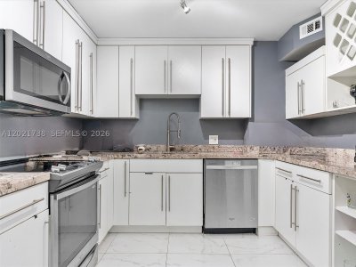 Comprar apartamento en Admirals Port Condos 2112E