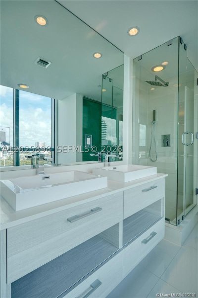 Apartment for rent at Paraiso Bay Miami 1208