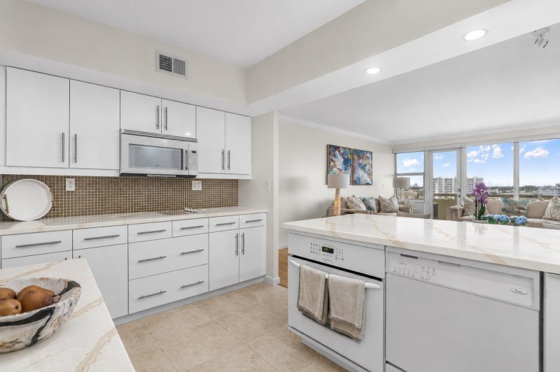 Condo for sale at Coral Ridge Towers North 806