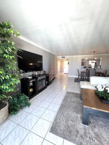 Aluguel de apartamento no Hallmark of Hollywood 1816 (AVAILA