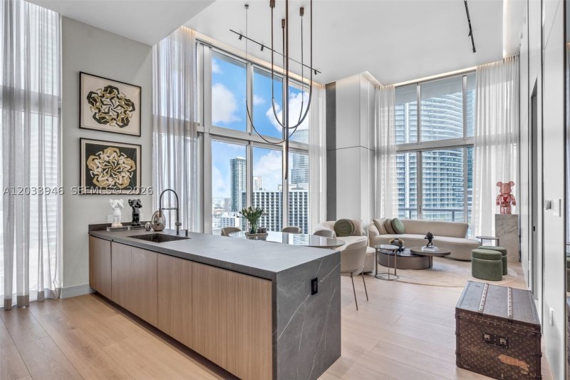 Condo for sale at Icon Brickell Tower I 2215