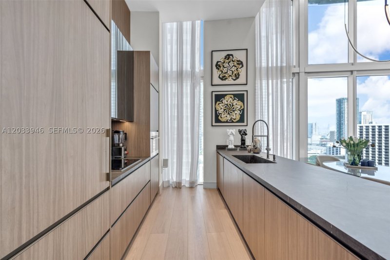 Condo for sale at Icon Brickell Tower I 2215