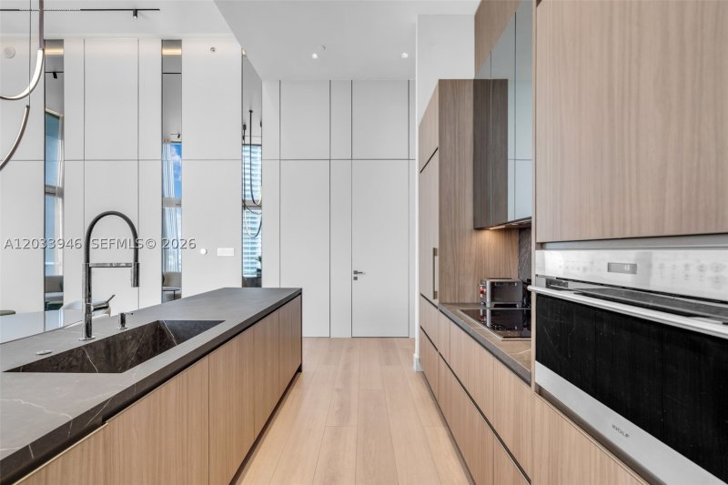 Condo for sale at Icon Brickell Tower I 2215