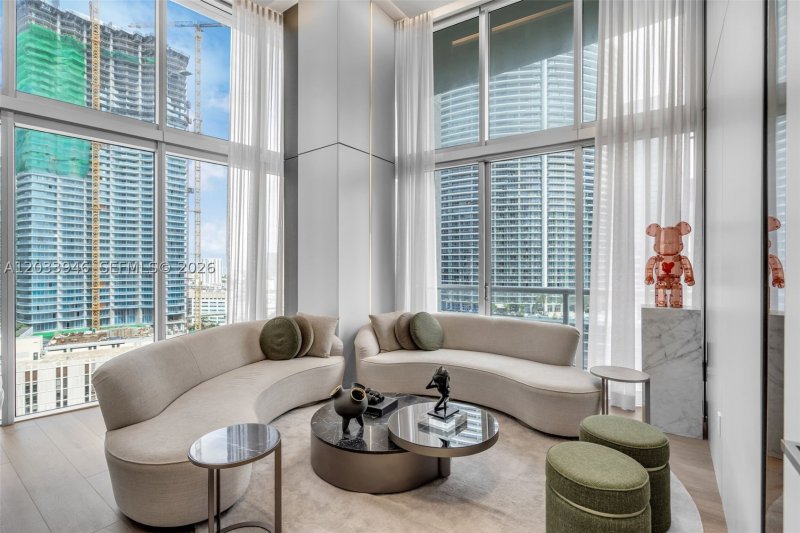 Condo for sale at Icon Brickell Tower I 2215