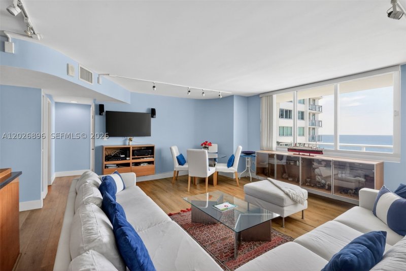 Condo for sale at Burleigh House 1124