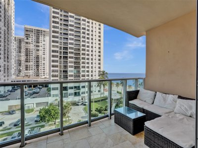 Alquiler de apartamento en The Wave Condo 605 (Availab
