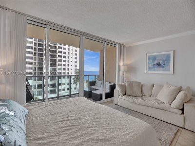 Alquiler de apartamento en The Wave Condo 605 (Availab