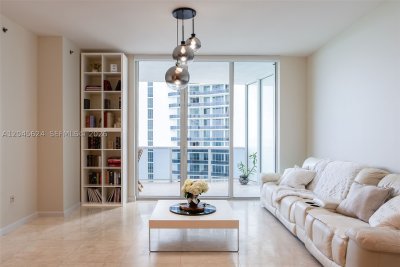 Comprar apartamento no Trump Tower Two 2502
