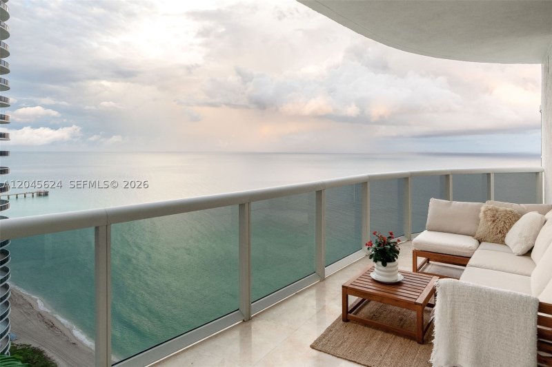 Comprar apartamento no Trump Tower Two 2502