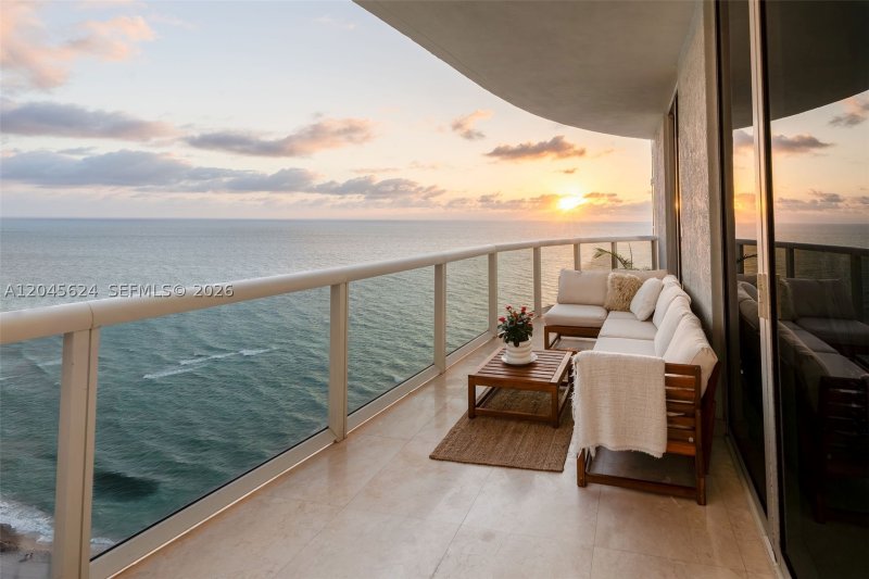 Comprar apartamento no Trump Tower Two 2502