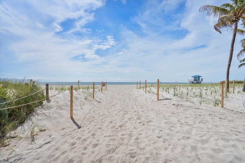 Condo for sale at Cambridge Towers 506