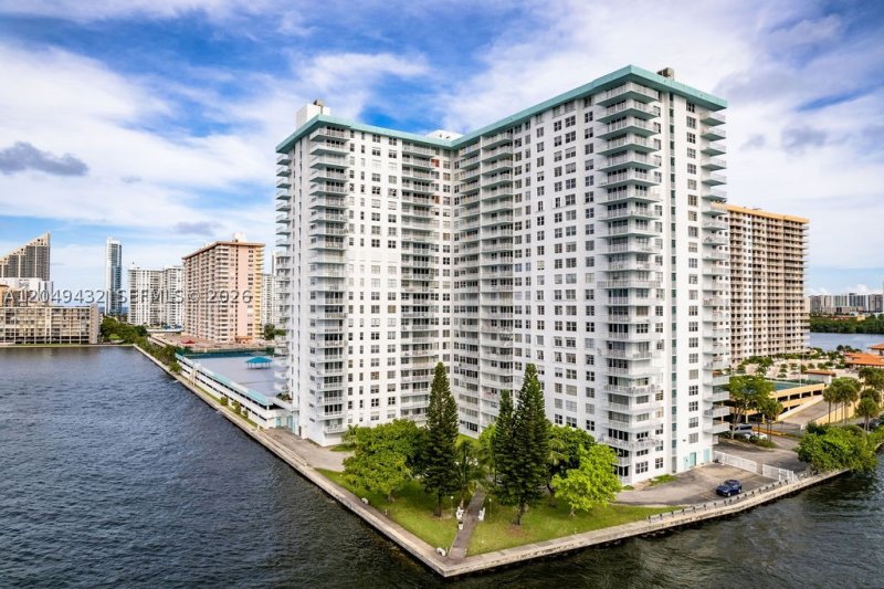 Condo for sale at Winston Towers L05