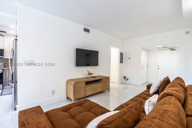 Condo for sale at Winston Towers L05