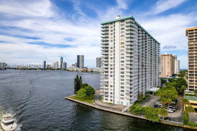 Condo for sale at Winston Towers L05