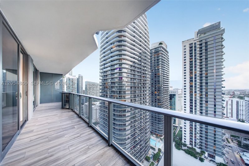 Condo for sale at SLS Lux Brickell 3010