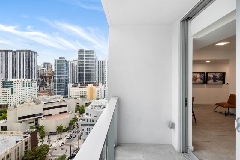 Condo for sale at YotelPad Miami 2202