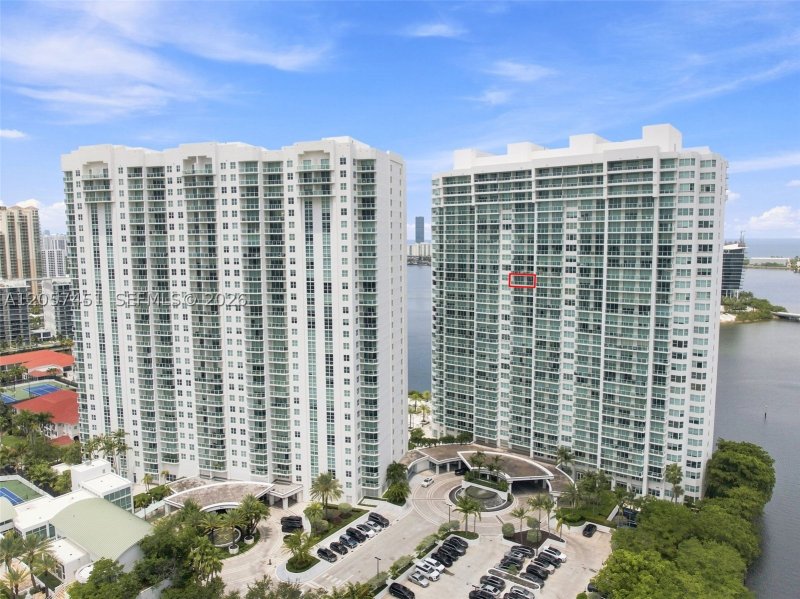 Condo for sale at Peninsula I 2104