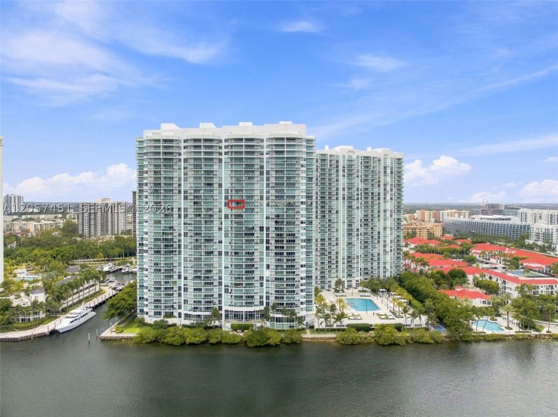 Condo for sale at Peninsula I 2104