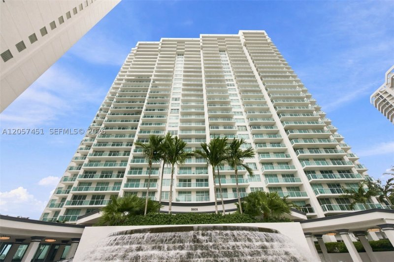 Condo for sale at Peninsula I 2104