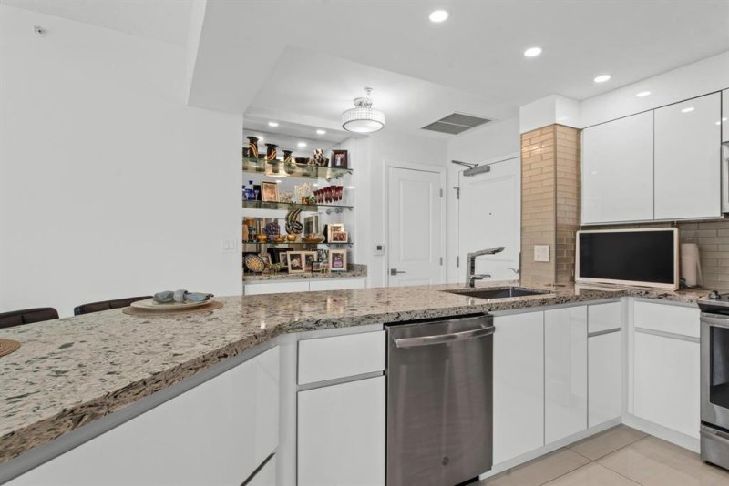 Condo for sale at Watergarden 310