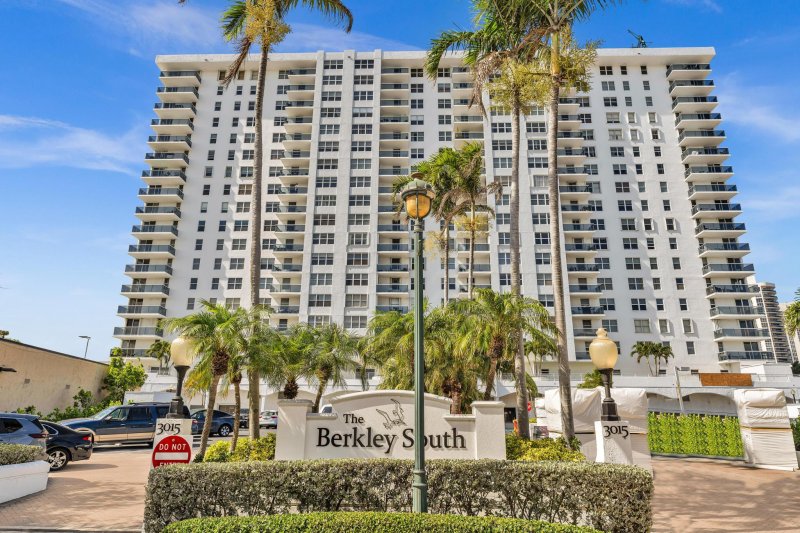 Condo for sale at Berkley South 16K