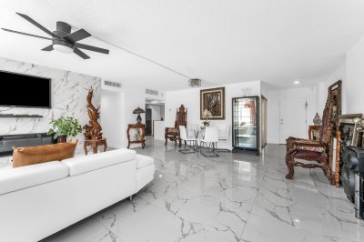 Comprar apartamento no Bayview Towers C204