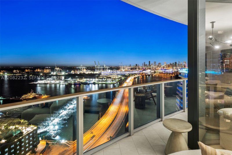 Comprar apartamento no Five Park Miami Beach 2318