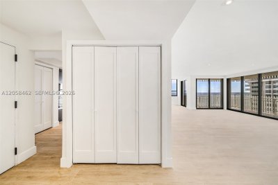Comprar apartamento no Grove Isles Tower II B1602