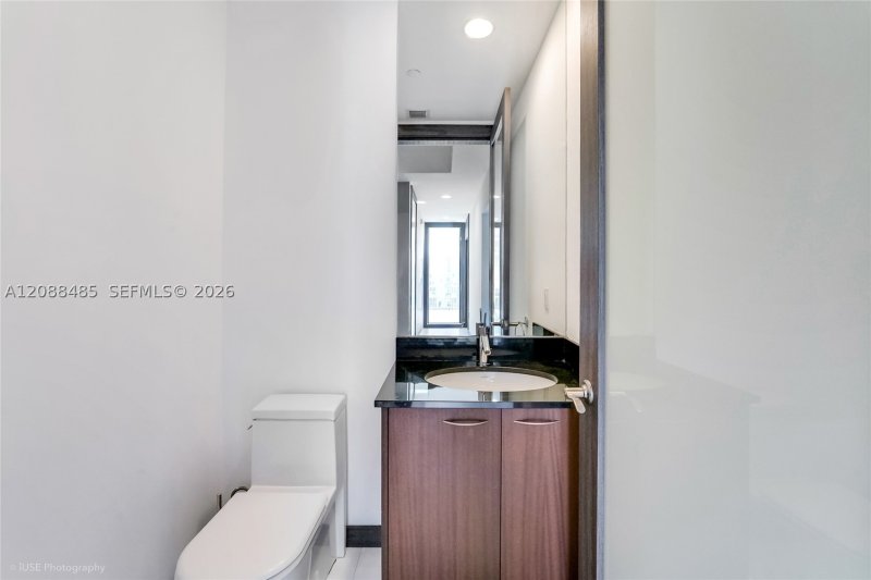 Comprar apartamento no Trump Tower Two 2701