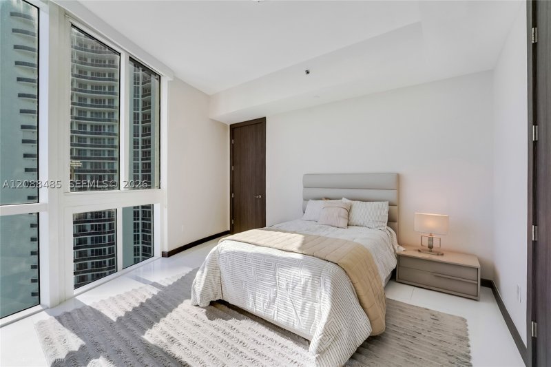 Comprar apartamento no Trump Tower Two 2701