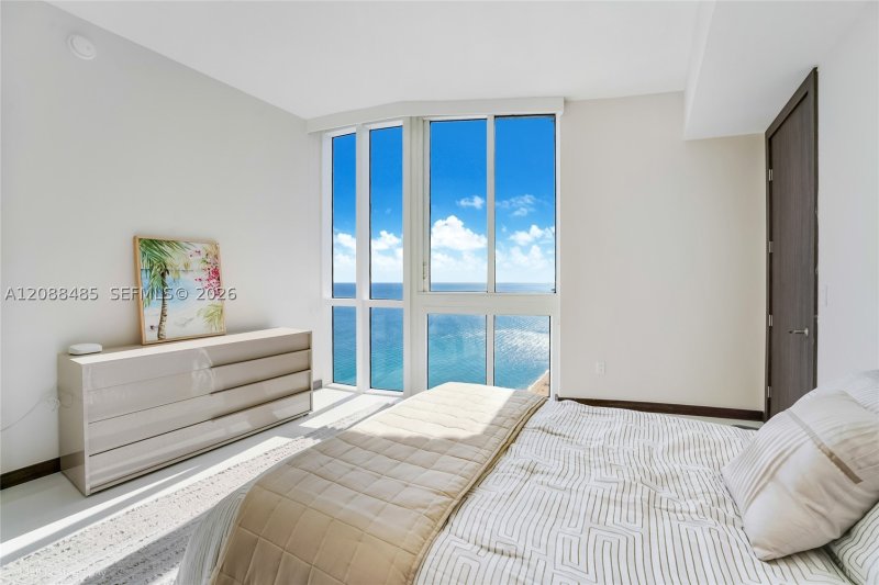 Comprar apartamento no Trump Tower Two 2701