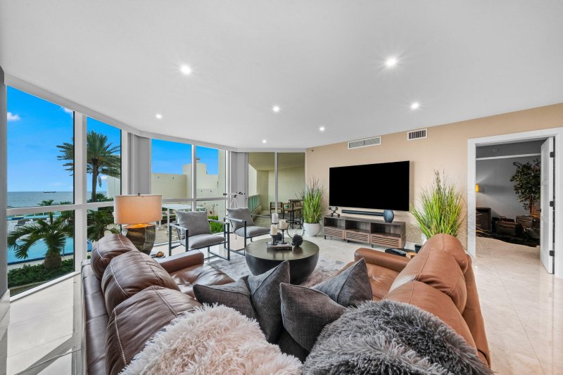 Condo for sale at Las Olas Beach Club 702