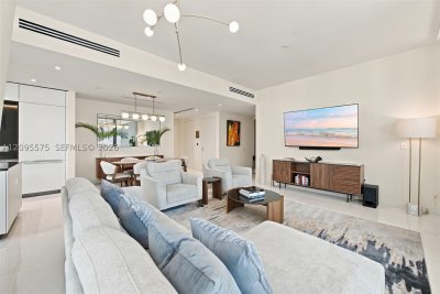 Comprar apartamento no Aston Martin Residences 4007W